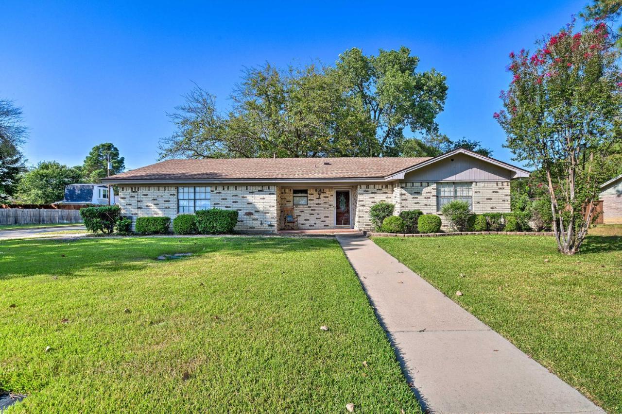 Traditional Colleyville Home With Backyard! Exterior photo